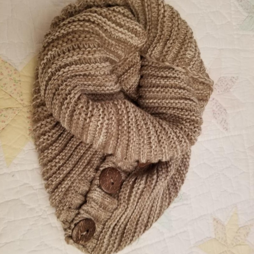 NWOT INFINITY BUTTON UP KNIT SCARF VARIGATED TAN